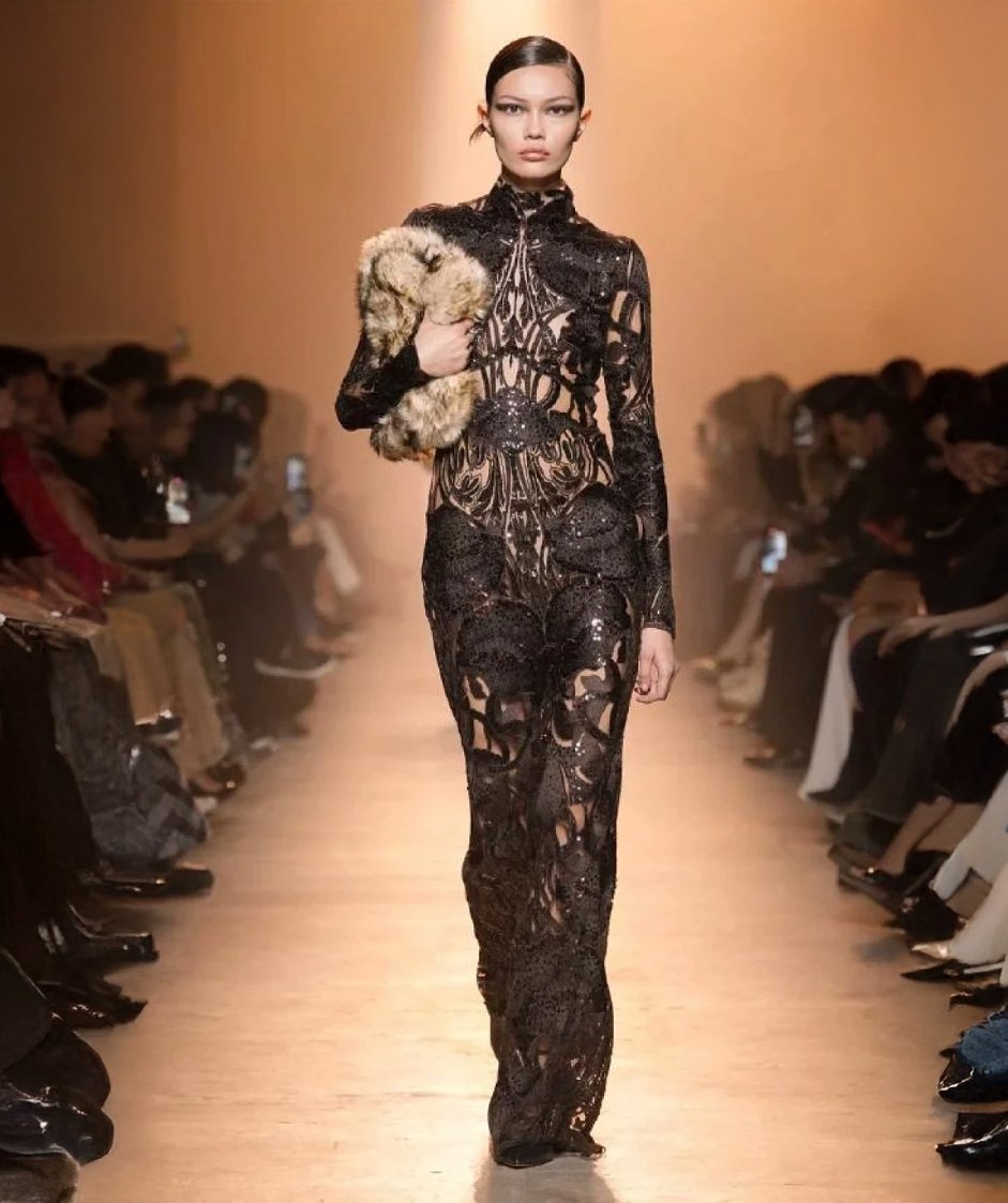 elie-saab-redefine-lujo-alpino-chalet-chic